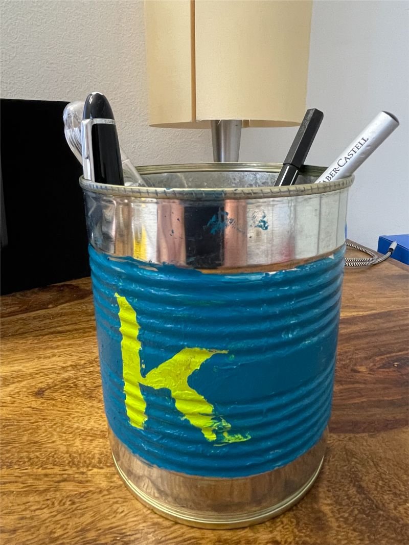 DLey_de's tweet image. Super proud of my son, as he created this can, using our physical #designtoken transformer, to be my new pen holder, as I was missing one on my table. Guess this will be our first official kickstartDS merchandise article 😀 #styledictionary #token #designsystem