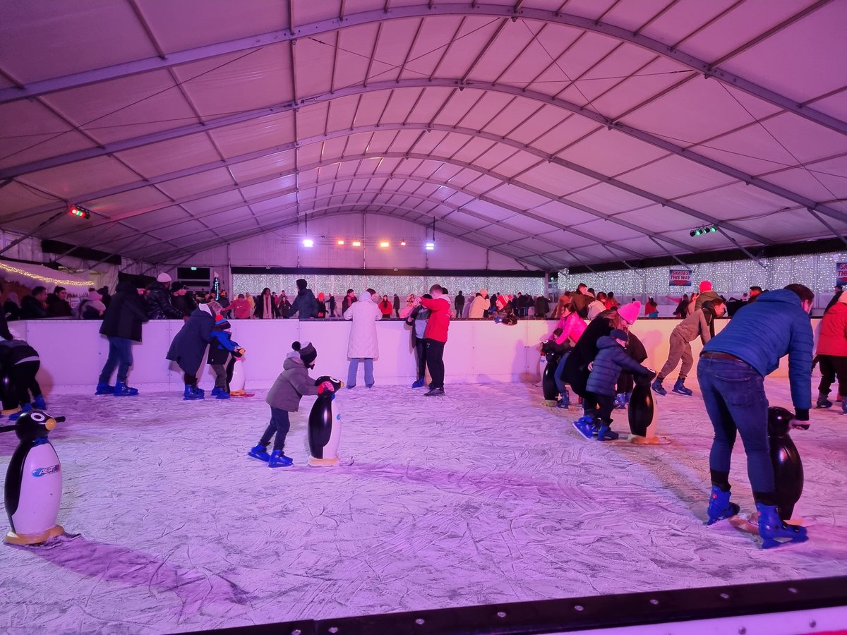 ProjFunDir's tweet photo. Yesterday we completed our 8 week activation programme for kids in Balseskin Reception Centre and Respond Family hub in High Park. We finished on a high with 32 kids and parents ice skating in Blanchardstown ⛸️⛸️  🙂Big thanks to @CypscDcn for putting the programme in place. https://t.co/NVtncdJcy0