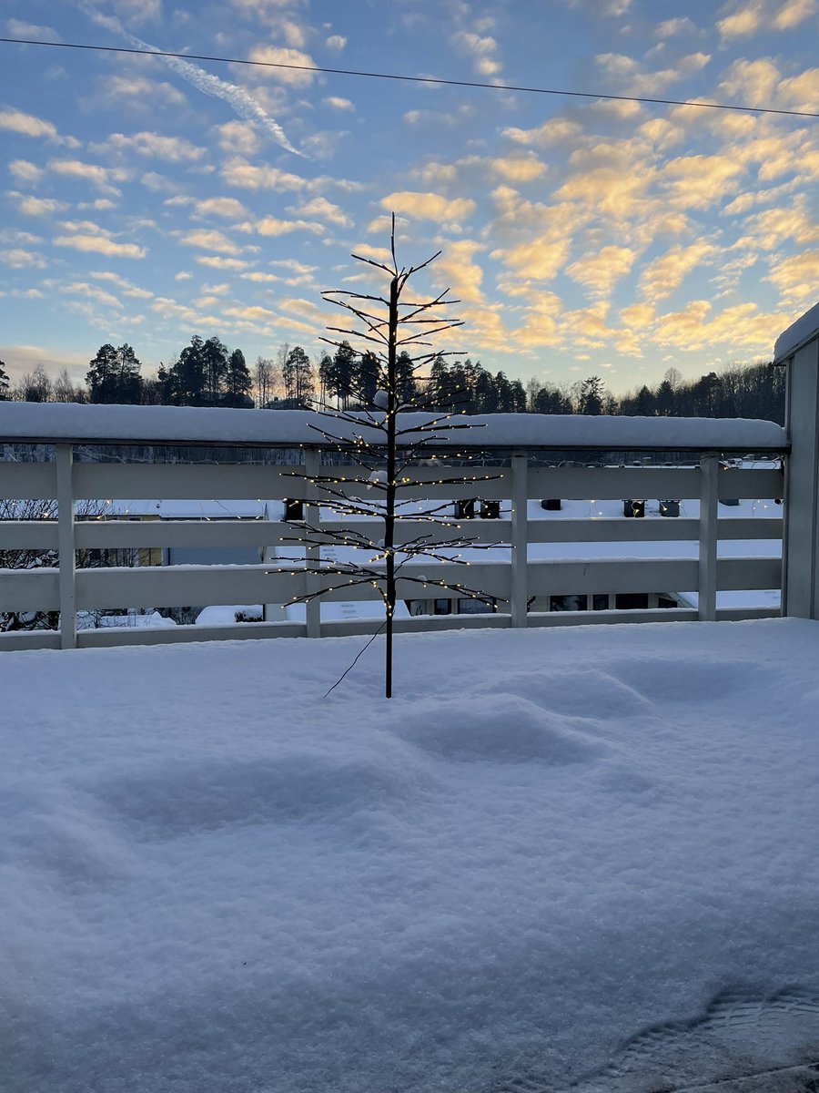 DharmaArtDesign's tweet photo. @RealHughJackman Not far from Oslo. 1 foot, for now. https://t.co/JjQo5gpEZB