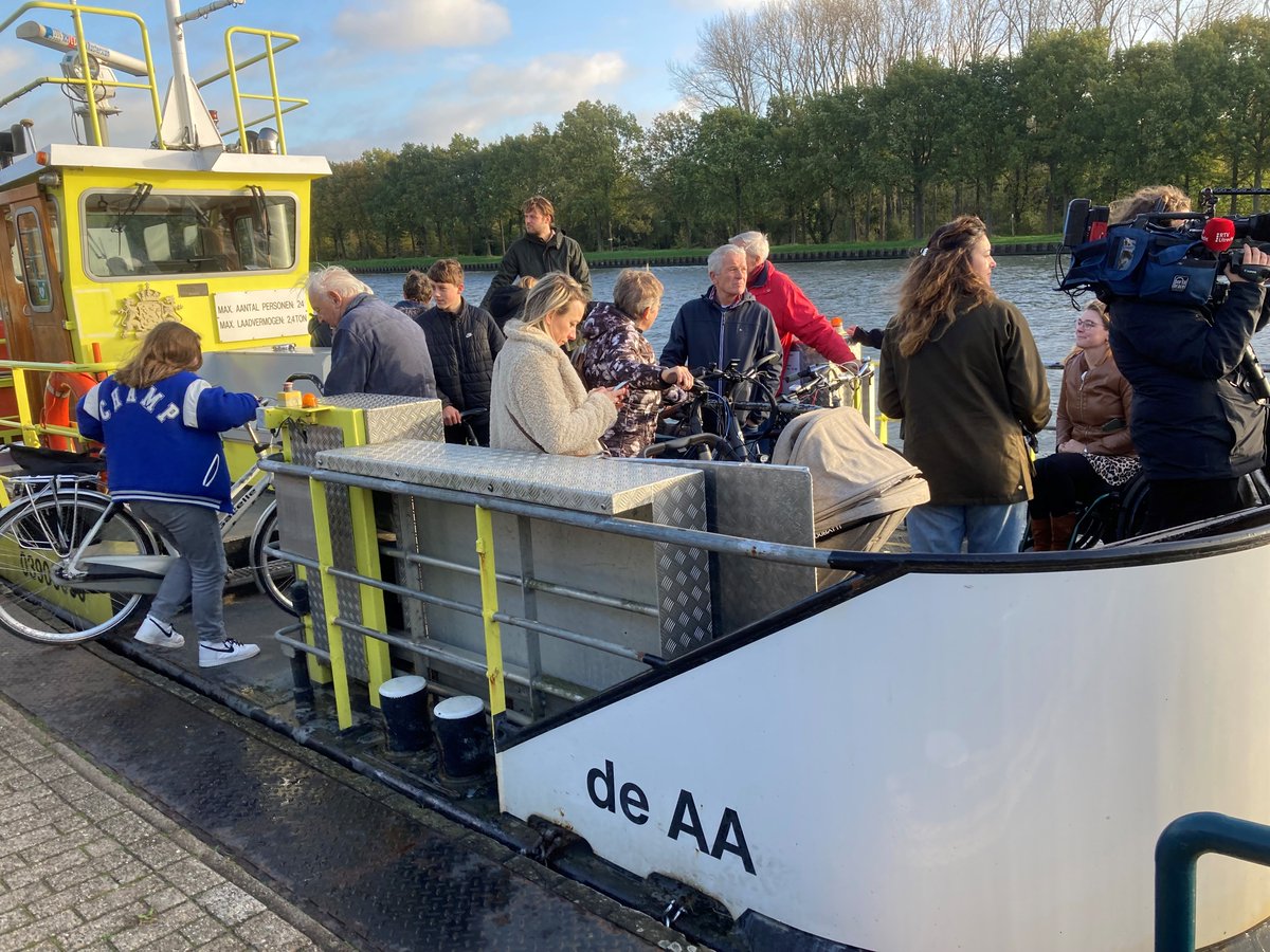 StichtseVecht's tweet photo. Gemeente, provincie en Rijk hebben overeenstemming bereikt over de aanleg van een fietsbrug over het Amsterdam-Rijnkanaal tussen #NieuwerTerAa en #Breukelen. De fietsbrug gaat op termijn de pont vervangen.

Lees er meer over in ons nieuwsbericht 👉 https://t.co/GM49FJlxXH https://t.co/DTRWku1DAN