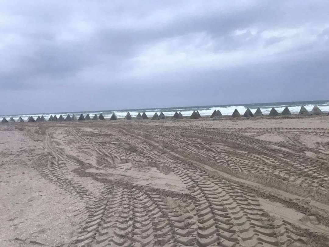 DefenceU's tweet photo. Residents of occupied Crimea report that the famous beaches on the East coast of the peninsula have been marred by trenches and concrete fortifications.
The #UAarmy will not let the occupiers spoil the next vacation season. https://t.co/9hz7e21E1h