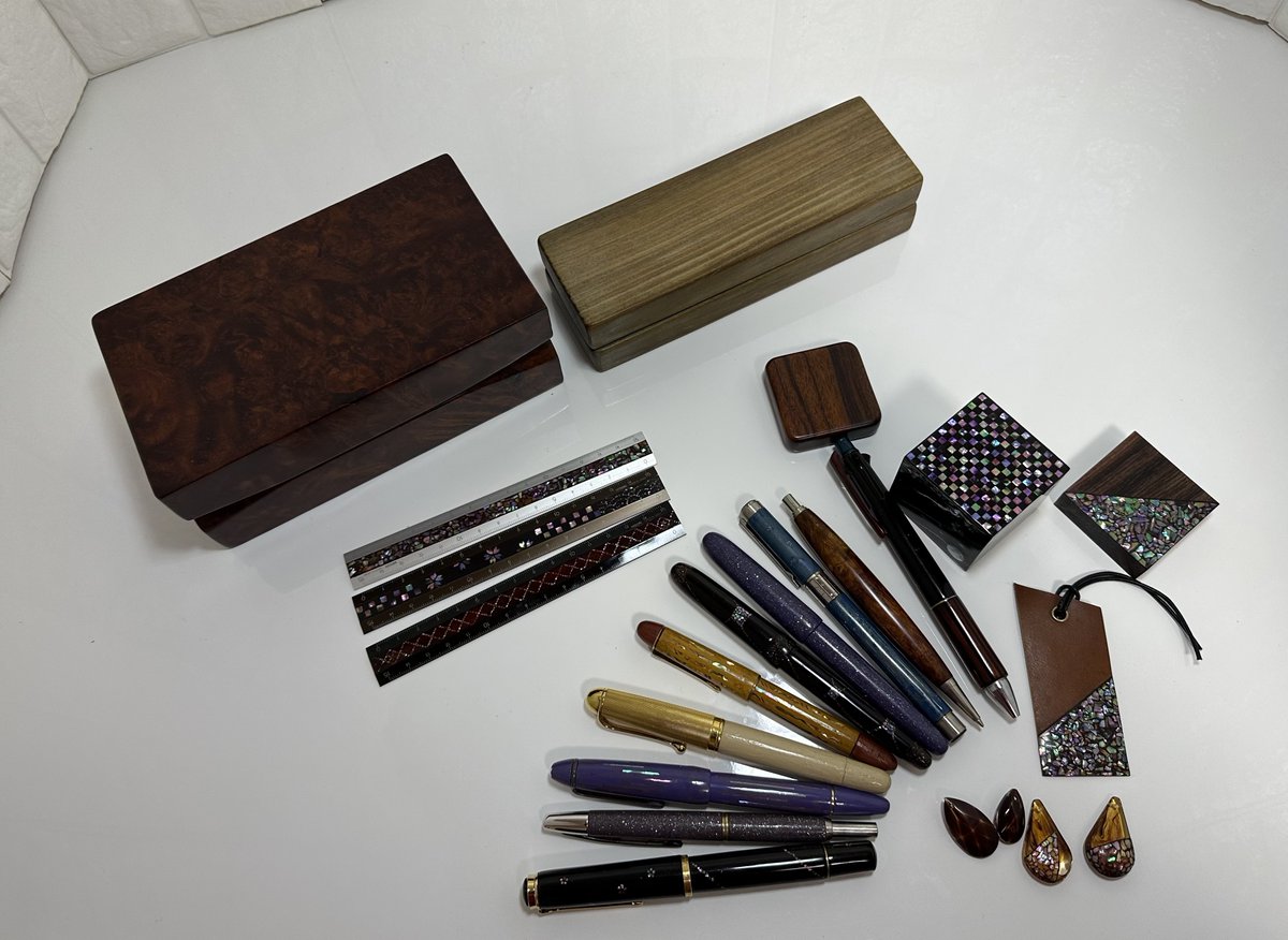 Raxras's tweet photo. 相変わらずドール、車、時計、筆記具(万年筆メイン)と趣味の多い日々。自作は漆芸メインでレザクラ木工石工興味がわけばとりあえずやってる人( ˇωˇ )
物欲もなくなってきたしお金もなくなってきたのでしばらくは諸々増えない予定です( https://t.co/NaPkh1rty3