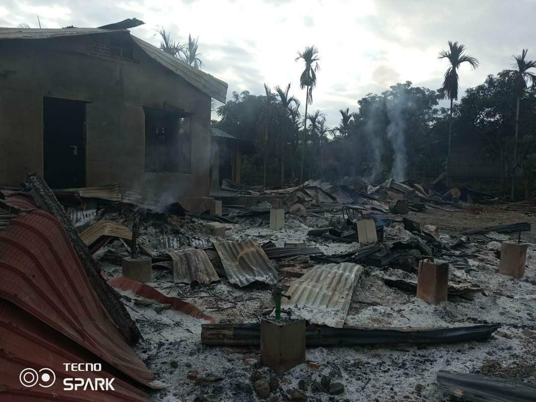 nwe_mie's tweet photo. Myanmar junta soldiers burned 24 houses including a church in Kalaymyo's Nanchaung village on Dec. 12 and 13. A burned body of a disabled man, Biak Za Ling, was discovered among the debris by anti-junta forces this morning. #2022Dec15Coup #WhatsHappeningInMyanmar https://t.co/OoyR1S9f9g