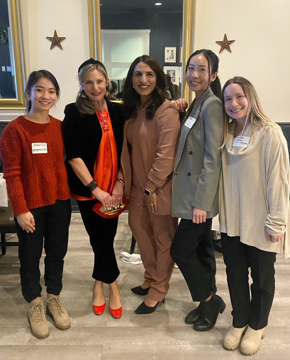 At the @WomensDerm DC event, we had the privilege of meeting so many inspiring women and learning about the future of dermatology 🤩 Thank you @DrTinaAlster and Dr. Khan for a great panel and for hosting us medical students! @JordanBui