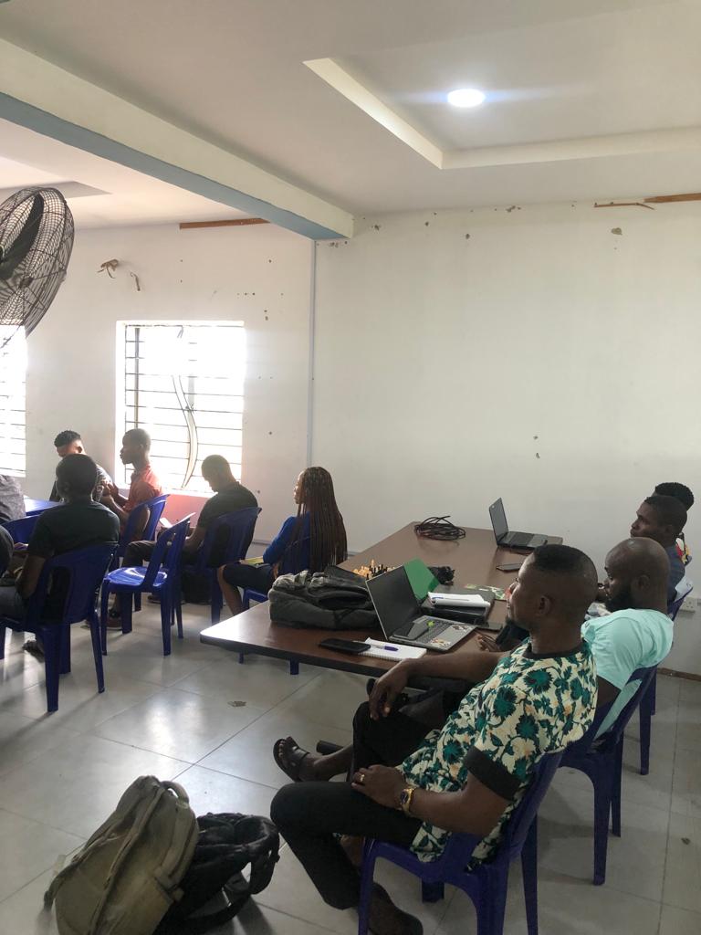 amicxudofot's tweet photo. A beautiful Tech class in the @johnjohnmfon #MFONation Scholarship Program with @DefiMessiah as Tutor.
Learnt a lot today DAY 1 on things one should know to excel in the tech industry.
* Problem solving
* Having a Web Development Roadmap
* Ideas on AI
#100daysofcodingchallenge https://t.co/5LeIKmJ460