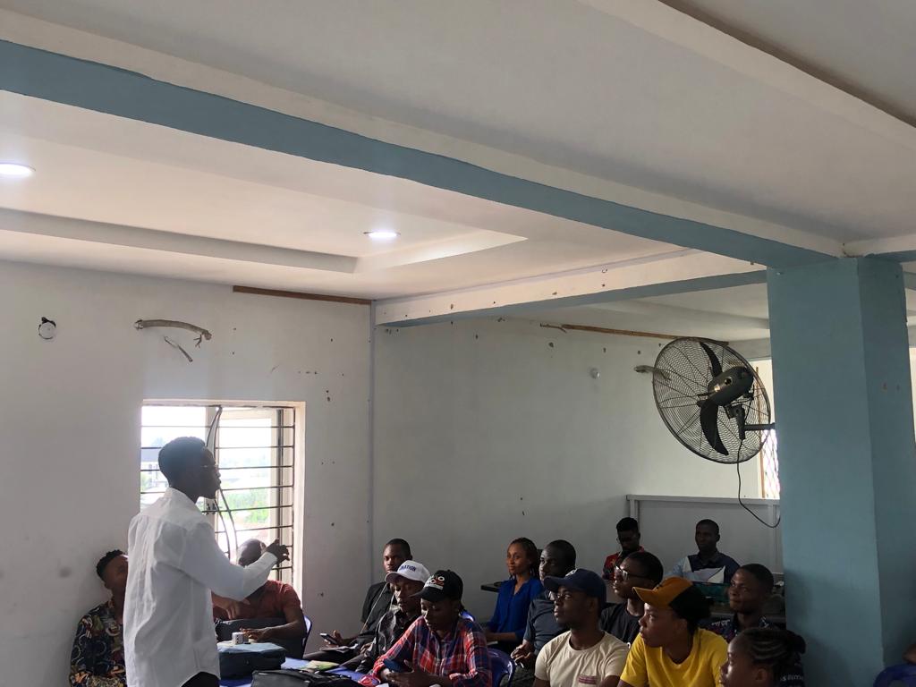amicxudofot's tweet photo. A beautiful Tech class in the @johnjohnmfon #MFONation Scholarship Program with @DefiMessiah as Tutor.
Learnt a lot today DAY 1 on things one should know to excel in the tech industry.
* Problem solving
* Having a Web Development Roadmap
* Ideas on AI
#100daysofcodingchallenge https://t.co/5LeIKmJ460