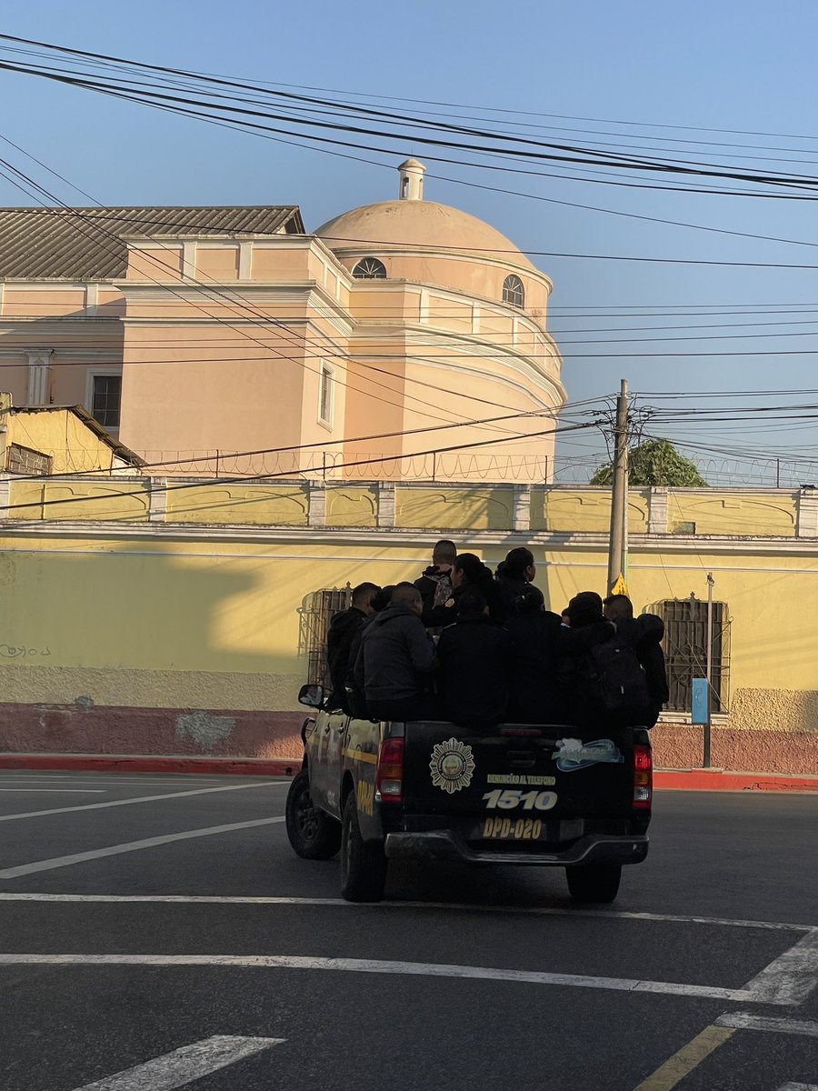 fezzy69's tweet photo. Donde está emetra @amilcarmontejo acaso es la forma de transportar a la gente? Los policías están por encima de todos los demás? #Corrupcion #sequieremulta https://t.co/9wizMsG90m