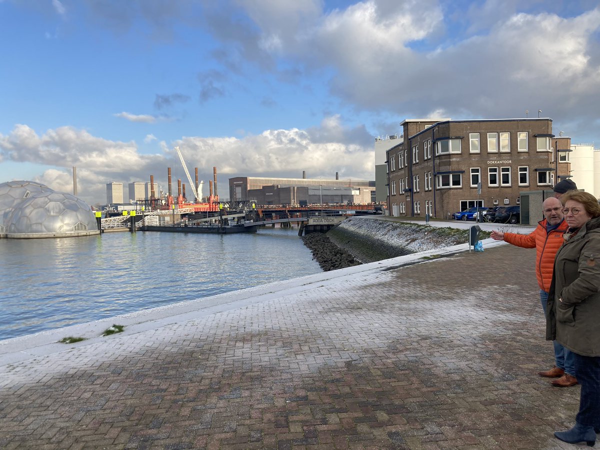 Vanochtend heeft concerndirecteur Stadsontwikkeling, Hermineke van Bockxmeer, een bezoek gebracht aan onze Innovatiekas <a href="/RDMRotterdam/">RDM Rotterdam</a> Om te horen en zien aan welke innovaties wij werken en met wie wij samenwerken. <a href="/Stadmaken010/">Stadsontwikkeling Rotterdam</a> <a href="/RdamPartners/">Rotterdam Partners</a> <a href="/duurzaam010/">Rotterdam Duurzaam</a>