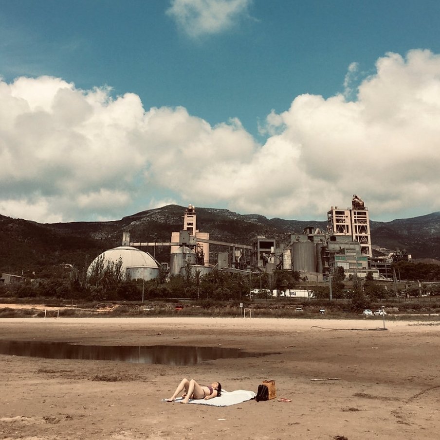 #AvuiSona <a href="/DeCaraalaPared/">DE CARA A LA PARED</a>, que presenten el seu nou disc: #HistoriasdeAlcanar!

Un àlbum que arriba després d'una trobada postpandèmica a #Alcanar, compost per 11 noves cançons que marquen na nova direcció a la trajectòria musical del grup 💿🎶

youtube.com/playlist?list=…