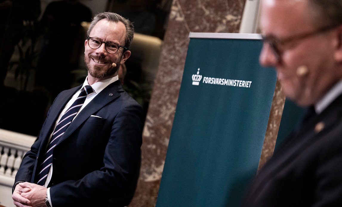 Forsvarsmin's tweet photo. Jakob Ellemann-Jensen fik i dag den overdraget posten som ny forsvarsminister. Han afløser @mfMorten. 

“Det blev et valg med hjertet, for det her ministerium er afgørende,” sagde @JakobEllemann i sin tale til departementet. #dkpol #dkforsvar https://t.co/n7hy9SZwGn https://t.co/ZpQGRHt5MW