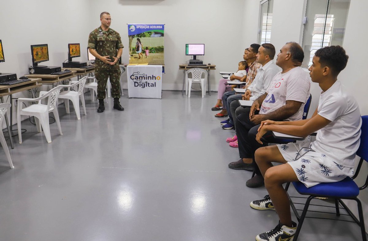 OpAcolhida's tweet photo. Mais uma turma de #migrantes e refugiados da #OperaçãoAcolhida conclue #cursos do Programa Caminho Digital, do Ministério do Trabalho e Previdência. 

@prevtrabalho @UFRROficial 
#MãoAmiga #ComOsRefugiados #Capacitação #Desenvolvimento

Veja mais em: https://t.co/VPUfI3rGJq https://t.co/ejMxWoMEVz