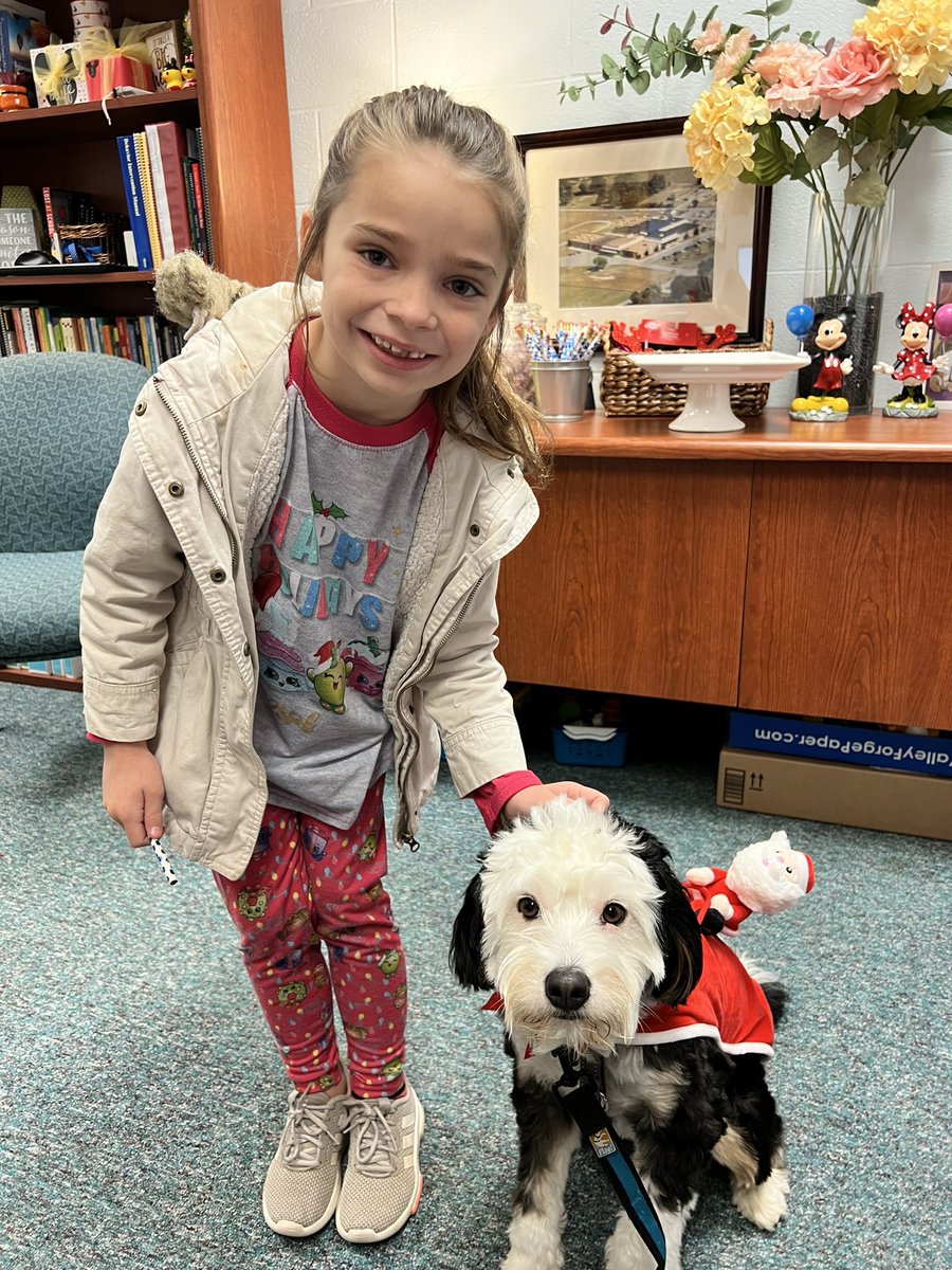 bluff_white's tweet photo. Makenna Ingram led the Pledge of Allegiance this morning. A WBES leader.🇺🇸 @ErnestineAdams @andreabledsoe4 @DCS_TN https://t.co/E8BGU8lzYs