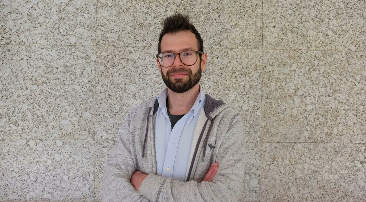 90segundosPT's tweet photo. Fábio Coelho do @INESCTEC participa no projeto FLEXCOMM, uma iniciativa que visa otimizar o uso de energias renováveis nas redes de comunicações.  

https://t.co/ENmBhdCaRx 

#90SegundosCiência https://t.co/TXCYFrXwMr