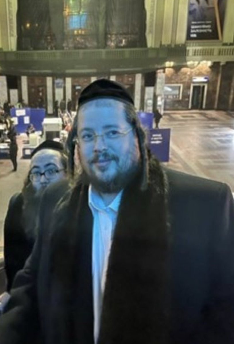 kozako01's tweet photo. Moshe #Margaretten, de #Tzedek, se reúne con #Zelensky: "Nos llevaron por un pasillo oscuro con luces intermitentes"
👇👇👇 https://t.co/wz8yUvTNt3