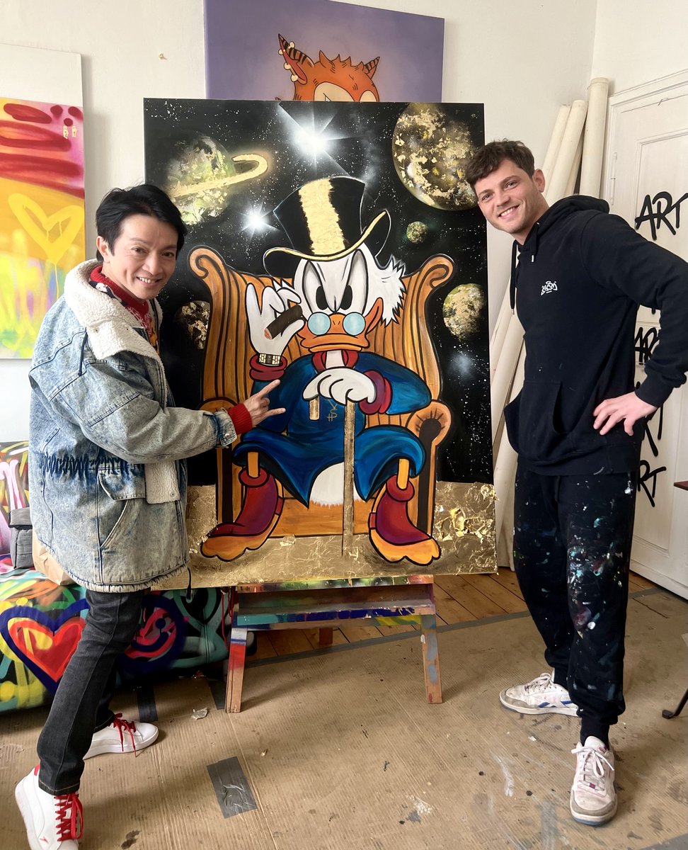 stebo777's tweet photo. This week the star designer La Hong visited us in Graz.

Happy birthday sweety💐🥳

New Projects coming soon.
.
.
.
#lahong #exhibition #stebo #steboart #ausstellung #dagobert #kunst #superstar #friends #art https://t.co/lZsPGfZsmX