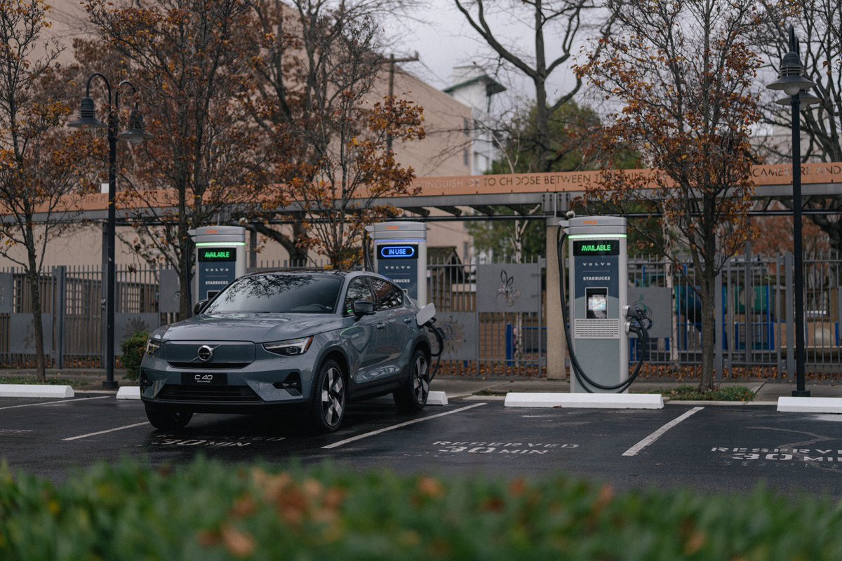 Recharge your EV outside and relax inside with your fave Starbucks beverage. As part of our commitment to a sustainable future, Starbucks and <a href="/volvocars/">Volvo Cars</a> installed EV chargers at Starbucks Support Center, the start of a 1,350mi route from Denver to Seattle.
stories.starbucks.com/press/2022/sta…