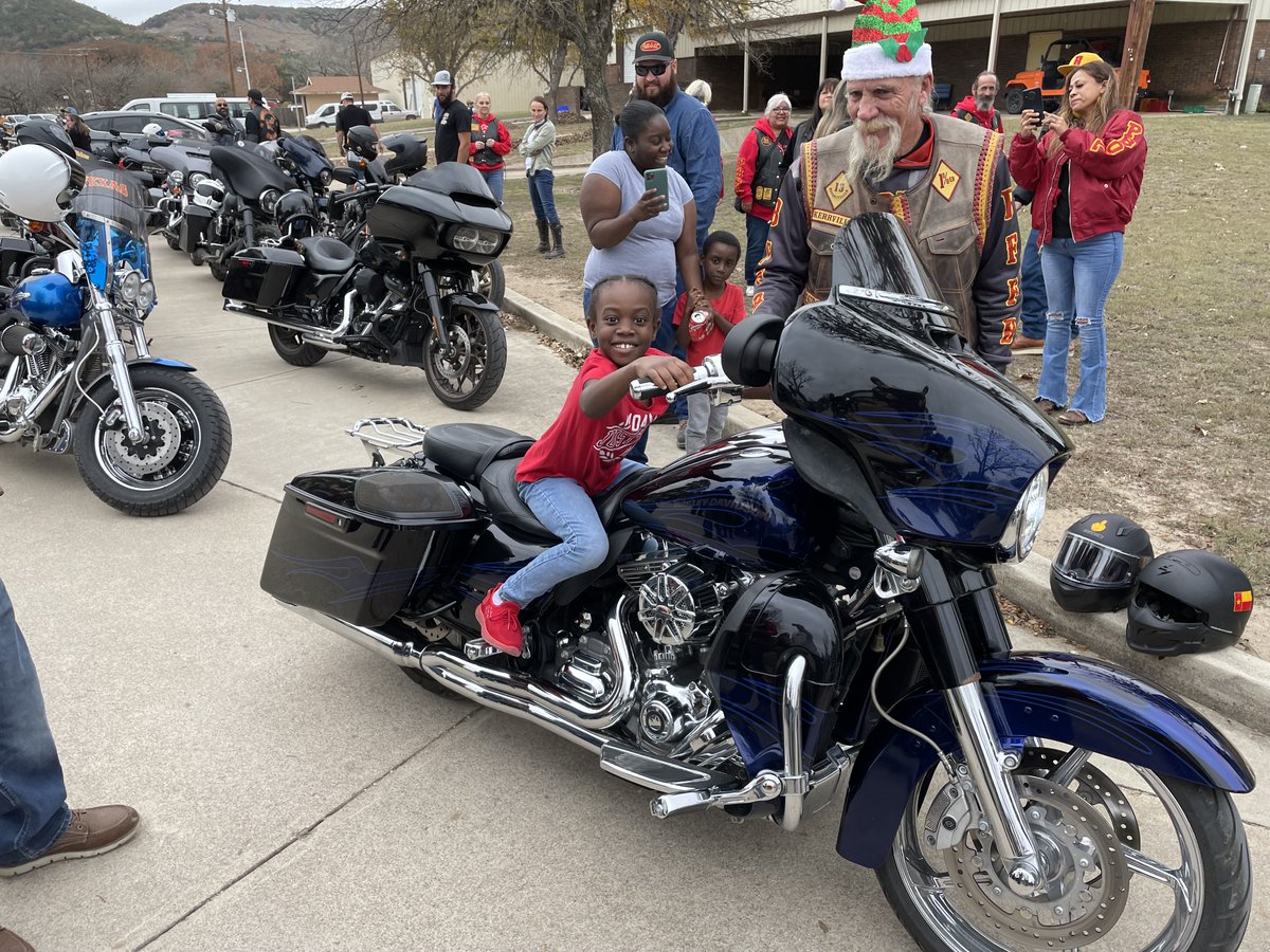 armsofhope's tweet photo. Thank you Sovereign Sons Motorcycle Group for bringing Christmas presents to our #ArmsofHope Medina Campus! Our children loved getting to see the motorcycles. https://t.co/CAEDTqw3Zm