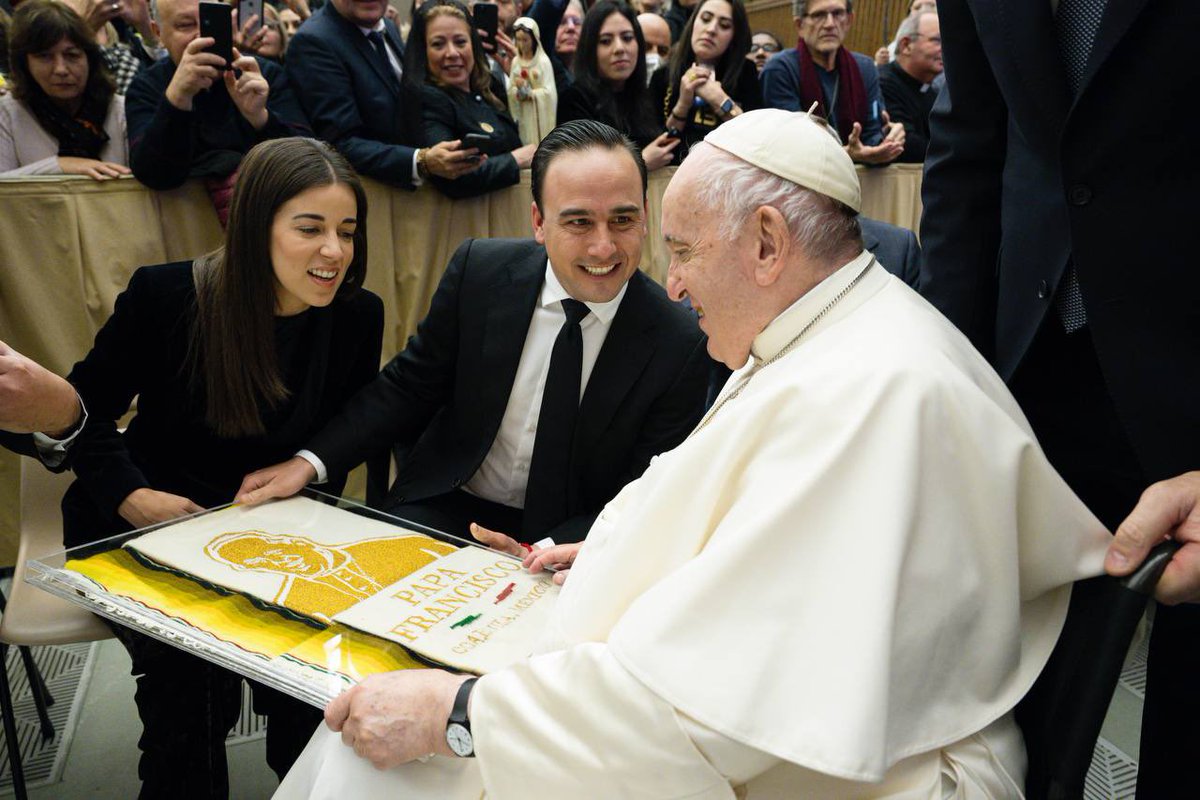 manolojim's tweet photo. En esta época navideña tuvimos la oportunidad de tener un gran encuentro con S.S. el Papa Francisco a quien le pedimos bendiciones para nuestros hijos y para todas las familias coahuilenses. 
Le gustó mucho el sarape que le regalamos. (1/2) https://t.co/RBVuiAtlHR