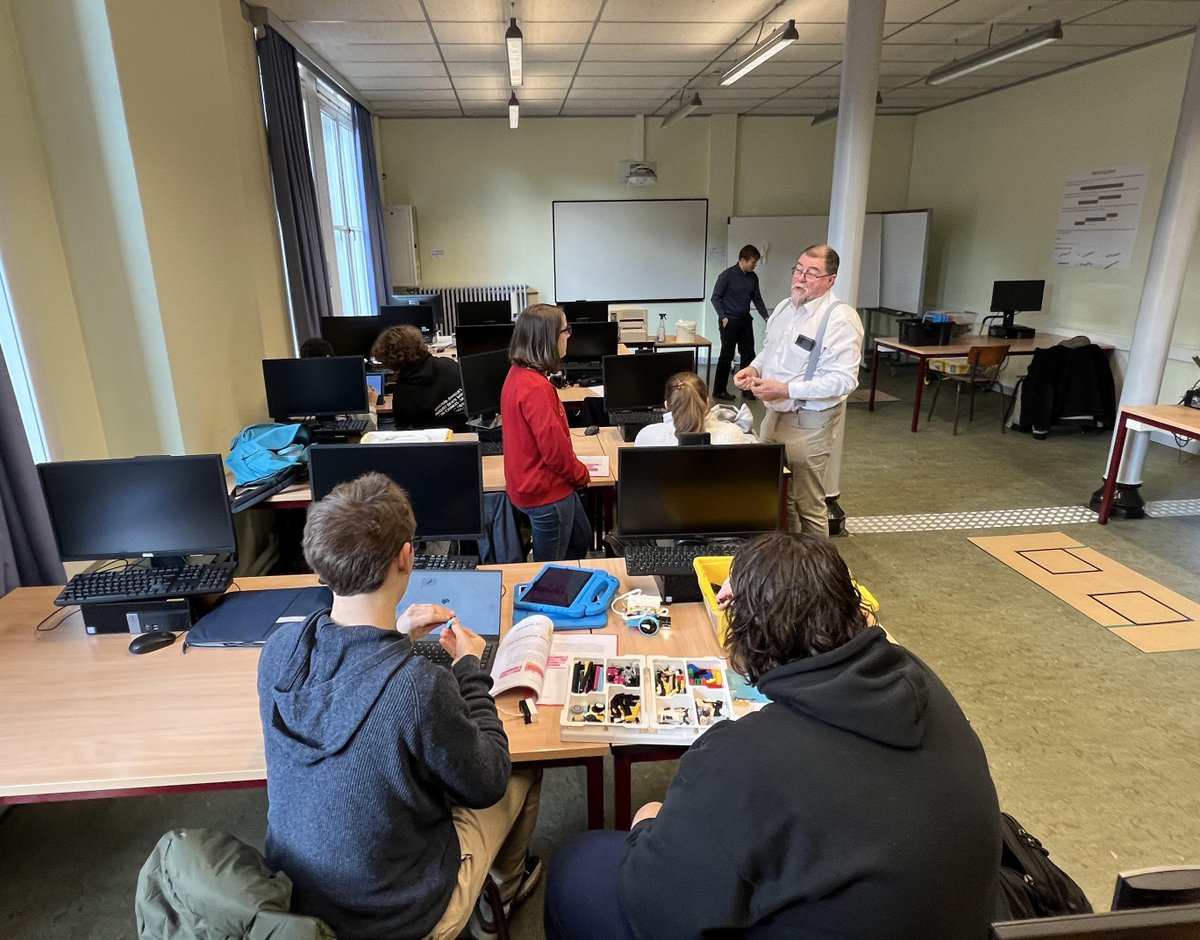LERAHOGENT's tweet photo. De studenten lerarenopleiding informatica namen deel aan een Lego Spike workshop gegeven door Philippe Balcaen (FluxLab Netwerk).
Ze zagen hoe ze leerlingen sec. ond. kritisch leren nadenken over complexe problemen en hoe je dit kan uitwerken in een intuïtieve programmeeromgeving https://t.co/OrMkU91eCX