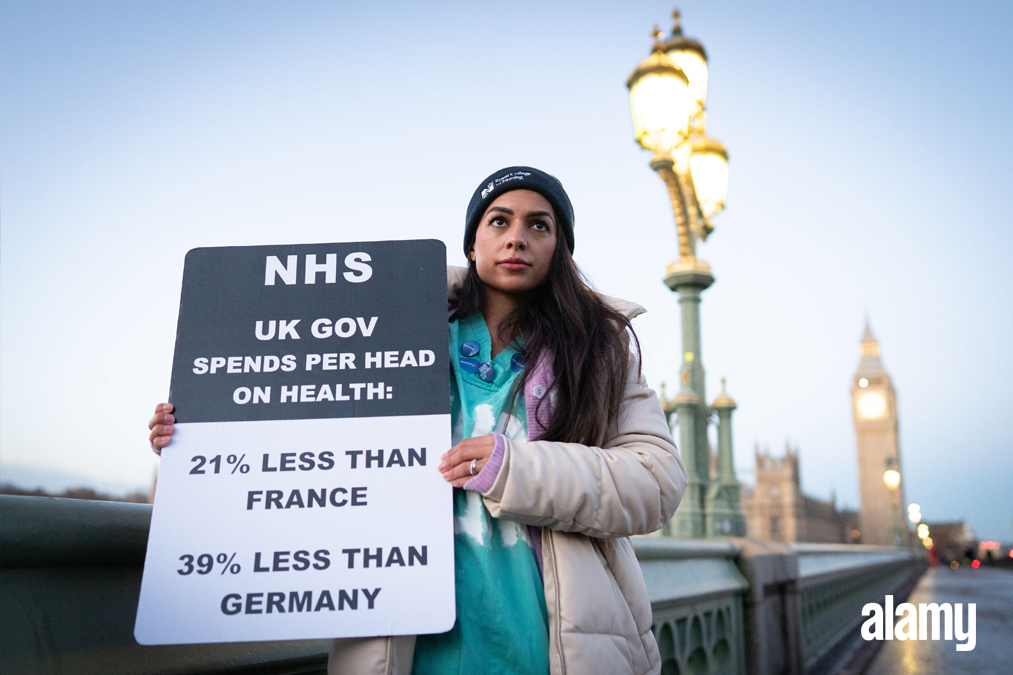 Members of the Royal College of Nursing (RCN) on the picket line outside St Thomas' Hospital in London as nurses in England, Wales and Northern Ireland take industrial action over pay. 

Image ID: 2M3FDYJ // Stefan Rousseau // PA Wire

#NursesStrike https://t.co/9RTVs8mdwE