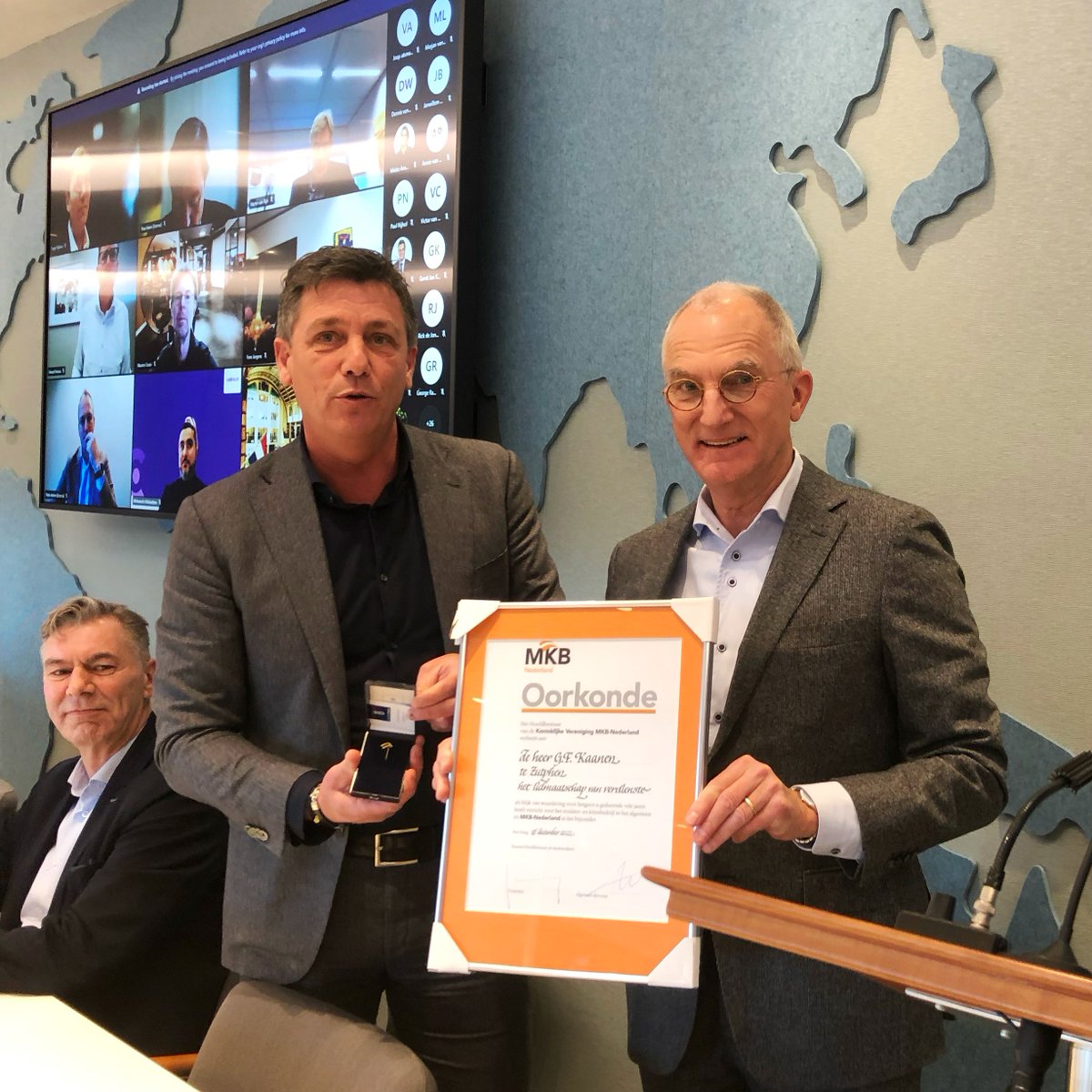 Tijdens de gezamenlijke bestuursvergadering is Fried Kaanen, voorzitter <a href="/metaalunie/">Metaalunie</a>, benoemd tot #erelid van MKB-Nederland.
🎉🎊 Van harte gefeliciteerd en welverdiend!