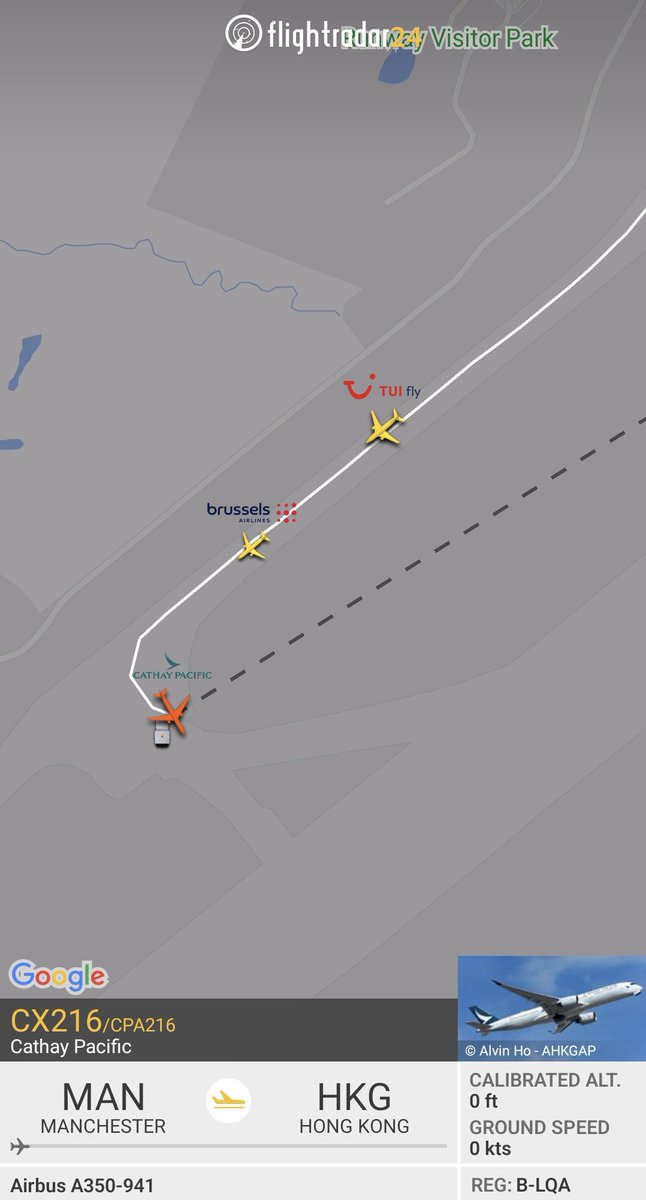 Flight #CX216 from Manchester to Hong Kong is stuck at the taxiway and blocking 2 other aircraft. The reason is probably a technical problem with the brakes. fr24.com/CPA216/2e8bbc4e