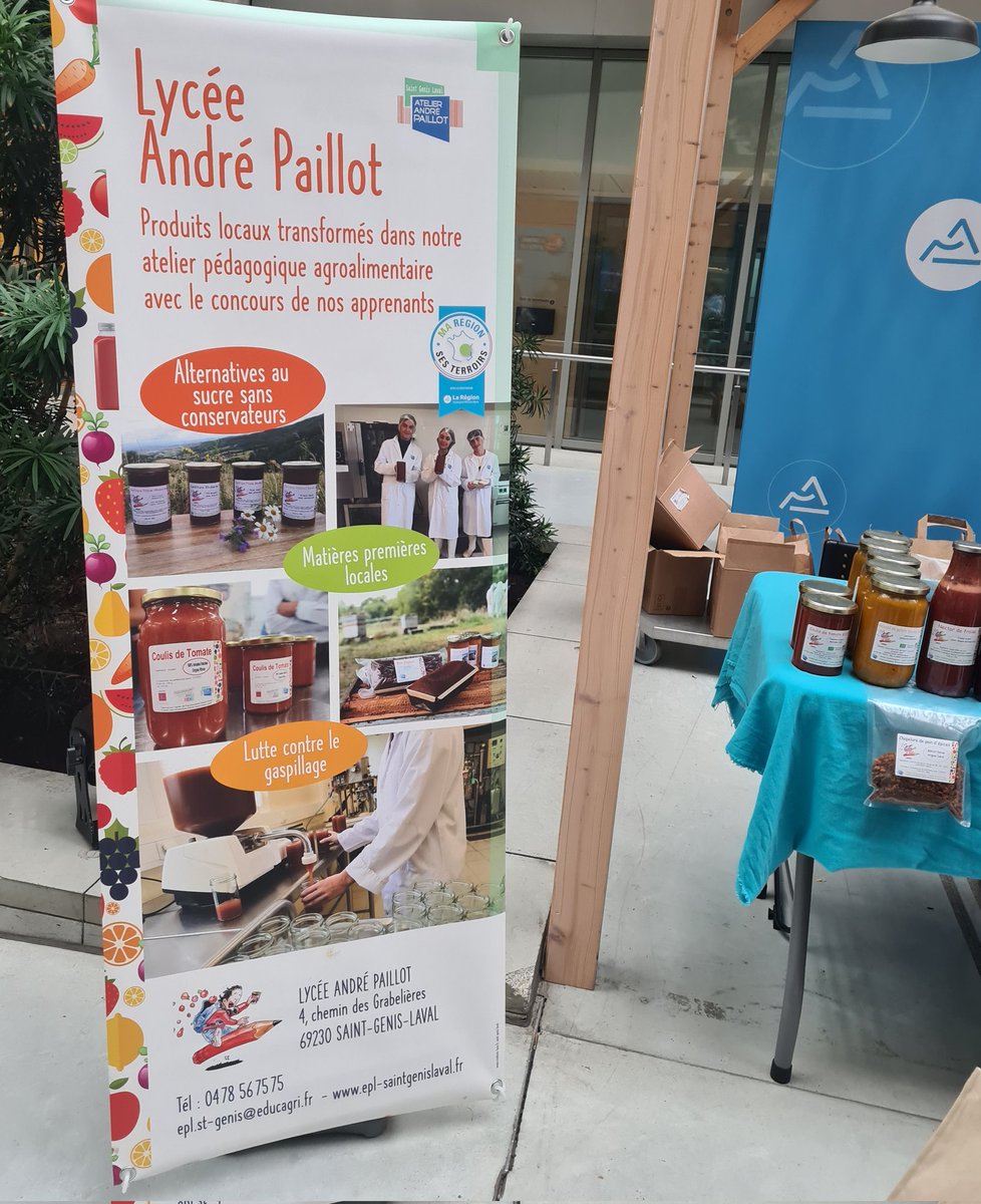 marymillet69's tweet photo. Ravie de saluer les représentants des deux lycées agricoles @st_genis_laval en exposition-vente dans le hall de la Région @auvergnerhalpes . Merci à Paillot et Pressin qui permettent de faire des cadeaux de Noël locaux et de qualité. #agirlocal #Noel https://t.co/xJt7OBAsOm