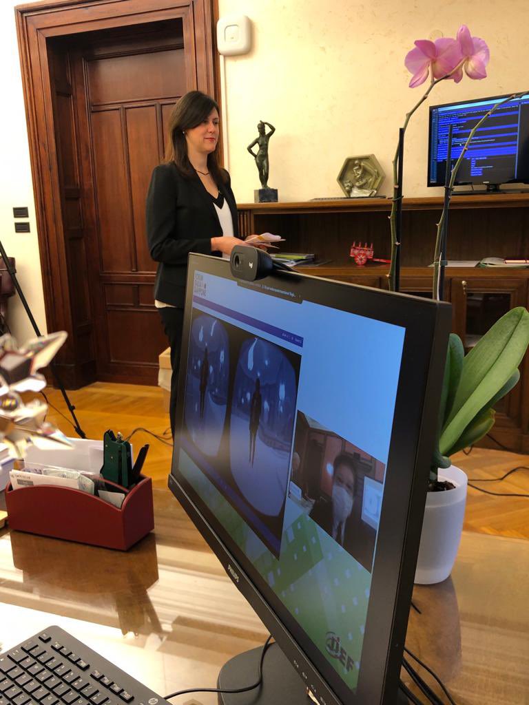bragachiara's tweet photo. Questa mattina un’esperienza davvero particolare. Grazie alla tecnologia ho partecipato per la prima volta in realtà virtuale, con #ologramma in collegamento diretto dalla #Camera, alla X edizione del Forum Italia-Giappone, svolto in presenza a #Tokyo su energia e ambiente 🇮🇹🇯🇵 https://t.co/D9oFkvu1fM