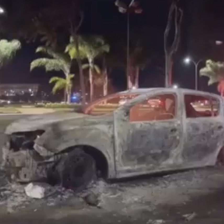choquei's tweet photo. 🚨ABSURDO: Chorando, maquiadora em Brasília mostra o seu carro queimado por manifestantes bolsonaristas:

“Tiraram o sustento dos meus filhos” https://t.co/eD3H4uhsBi