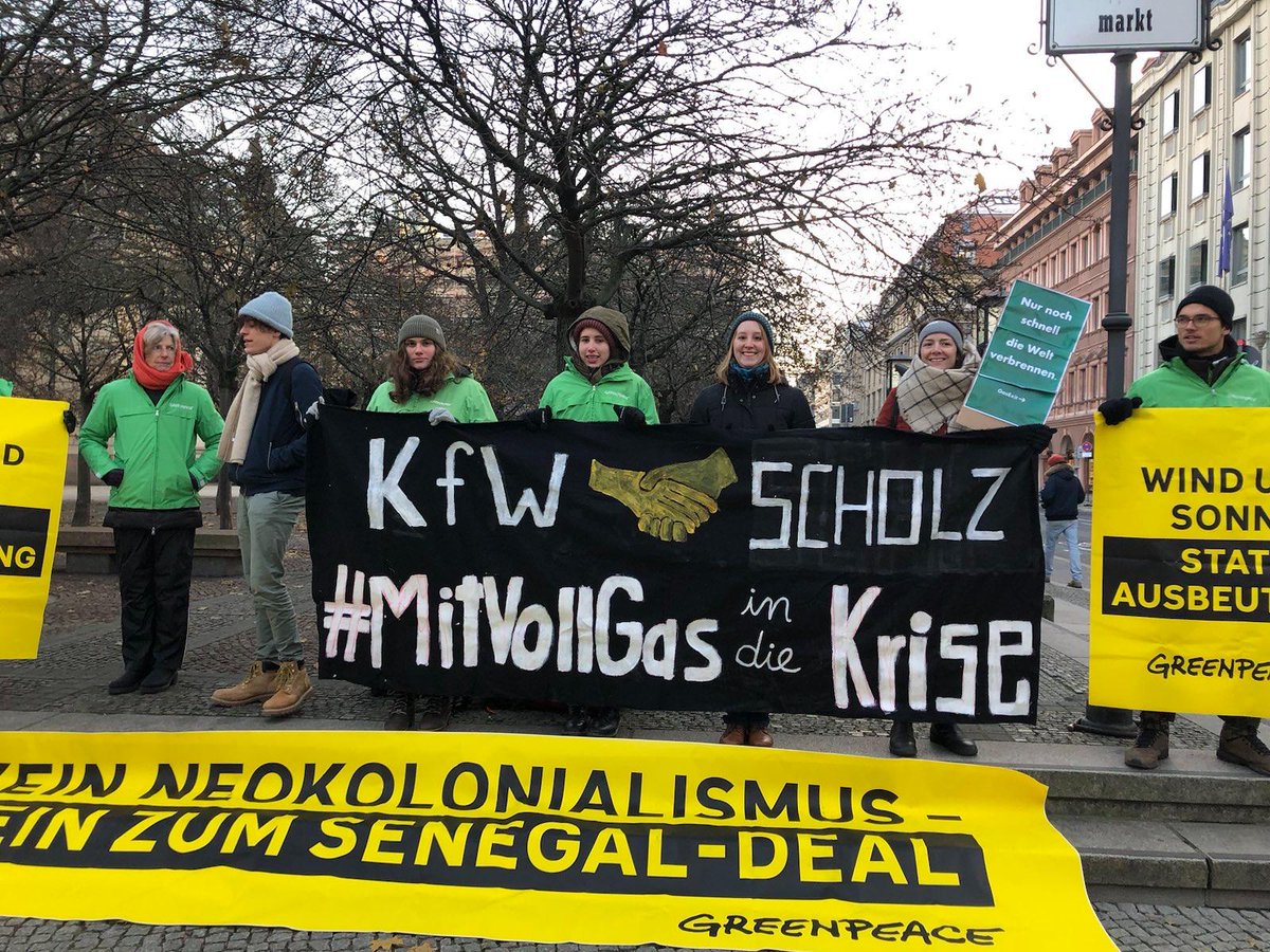 Wir waren heute mit <a href="/greenpeace_bln/">Greenpeace Berlin</a> bei der <a href="/KfW/">KfW Bankengruppe</a>, um gegen die Aufgabe der 1,5°C Grenze zu protestieren.
Vorsichtiger Optimismus: Offensichtlich wurde die Leitlinie vorerst gestoppt und #Habeck kann nochmal drüber nachdenken, ob er das mit seinem Gewissen vereinbaren kann..