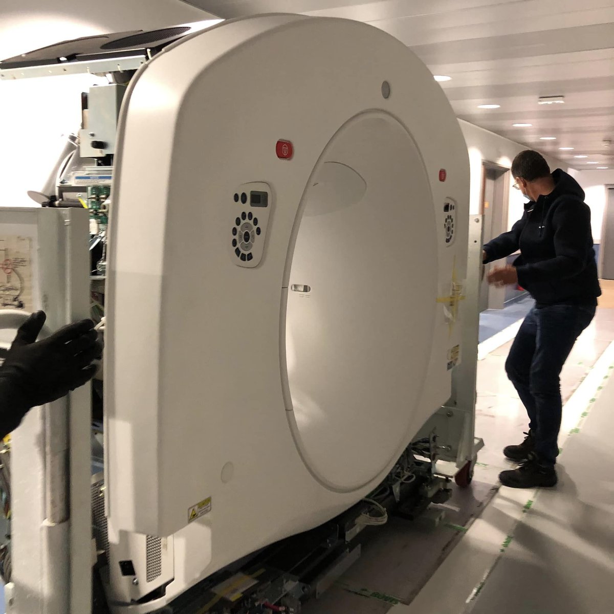 CHRodez's tweet photo. [#Danslescoulisses de l'hôpital... ]
La deuxième #gammacaméra hybride de dernière génération du service de #médecinenucléaire a été livrée aujourd'hui. L’#offredesoin va ainsi pouvoir être étoffée et améliorée.👍
⏱La mise en service est programmée pour début janvier. https://t.co/44kuqZfz7O