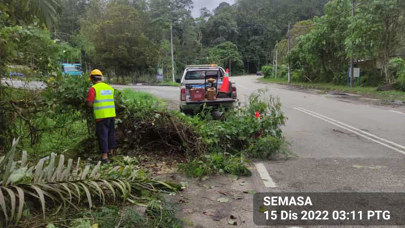 Roadcare Bentong & Raub (@rcbentong) on Twitter photo #teamroadcare kerja cantas pokok di FT68 - JALAN KUALA LUMPUR - BENTONG (LAMA)
@MOWorks <a href="/JKRPAHANG/">JKR PAHANG</a> <a href="/ZTTCSFJ/">ZTT CSFJ</a> <a href="/JKRBentong/">JKR Daerah Bentong</a> <a href="/Roadcare_HQ/">ROADCARE (M) SDN BHD</a> <a href="/Roadcare_Phg/">ROADCARE PAHANG</a> <a href="/IrZulkefly/">Mohd Zulkefly S</a> #teamroadcare kerja cantas pokok di FT68 - JALAN KUALA LUMPUR - BENTONG (LAMA)
@MOWorks <a href="/JKRPAHANG/">JKR PAHANG</a> <a href="/ZTTCSFJ/">ZTT CSFJ</a> <a href="/JKRBentong/">JKR Daerah Bentong</a> <a href="/Roadcare_HQ/">ROADCARE (M) SDN BHD</a> <a href="/Roadcare_Phg/">ROADCARE PAHANG</a> <a href="/IrZulkefly/">Mohd Zulkefly S</a>