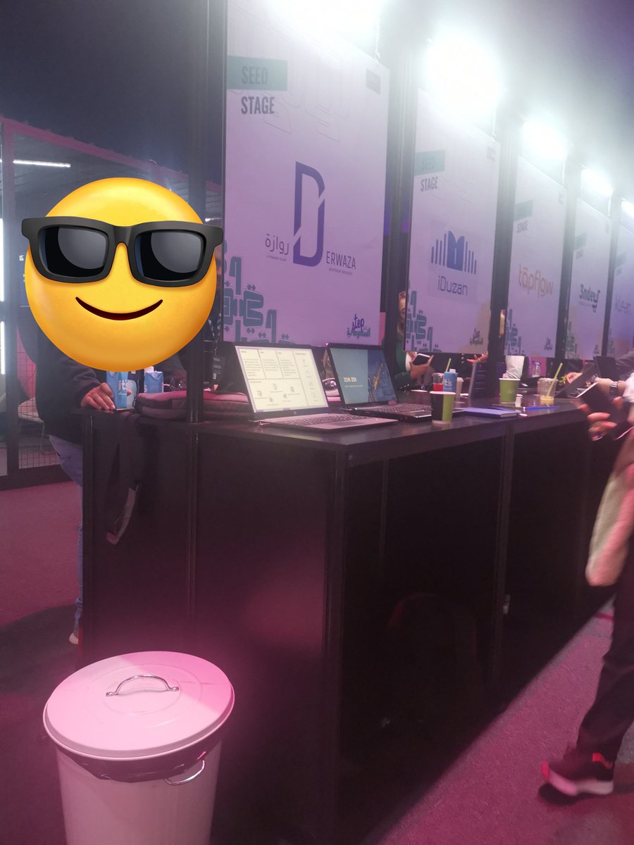 كانت في سلة زبالة وانتم بكرامة جنب البوث حق شركتي
 زميلي قال الناس حتعدي من جنبنا بس عشان ترمي محد حيهتم فينا

جا واحد شفتو جاي يرمي فيها قلتلو ممنوع الرمي
قالي منجد؟ 
قلتلو اذا سمعت عن شركتنا اسمحلك ترمي
ضحك وقالي طيب
وطلع مطور أعمال في شركة كبيرة ورتبنا اجتماع الأسبوع الجاي😂