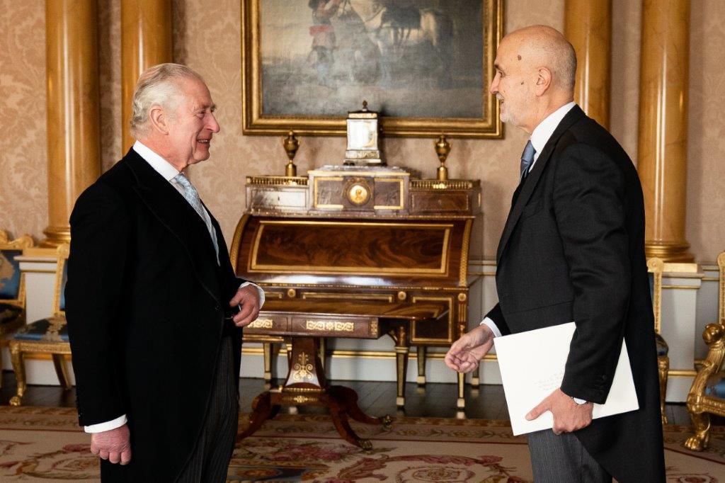 Ambassador <a href="/InigoLND/">InigoLambertini</a> is the first of Italy to present his diplomatic credential letter to a King after 70 years. 

Here he is meeting King Charles III at Buckingham Palace earlier today

Pic “Aaron Chown/PA Media”

<a href="/ItalyinUK/">Italy in UK</a> <a href="/RoyalFamily/">The Royal Family</a>