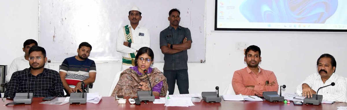 Collector_ADB's tweet photo. పరిపూర్ణమైన,తప్పులులేని ఓటరు జాబితాను తయారు చేయాలని జిల్లా కలెక్టర్ సిక్తా పట్నాయక్ అన్నారు.ఈఆర్ఒ లు,ఏఈఆర్ఒ లు,బూత్ స్థాయి సూపర్ వైజర్ లతో సమావేశం నిర్వహించారు.అదనపు కలెక్టర్లు ఎన్.నటరాజ్,రిజ్వాన్ బాషా షేక్,తదితరులు పాల్గొన్నారు
@SpokespersonECI
@ECISVEEP
#cometogether #IRegister https://t.co/9Qnj78fQnD
