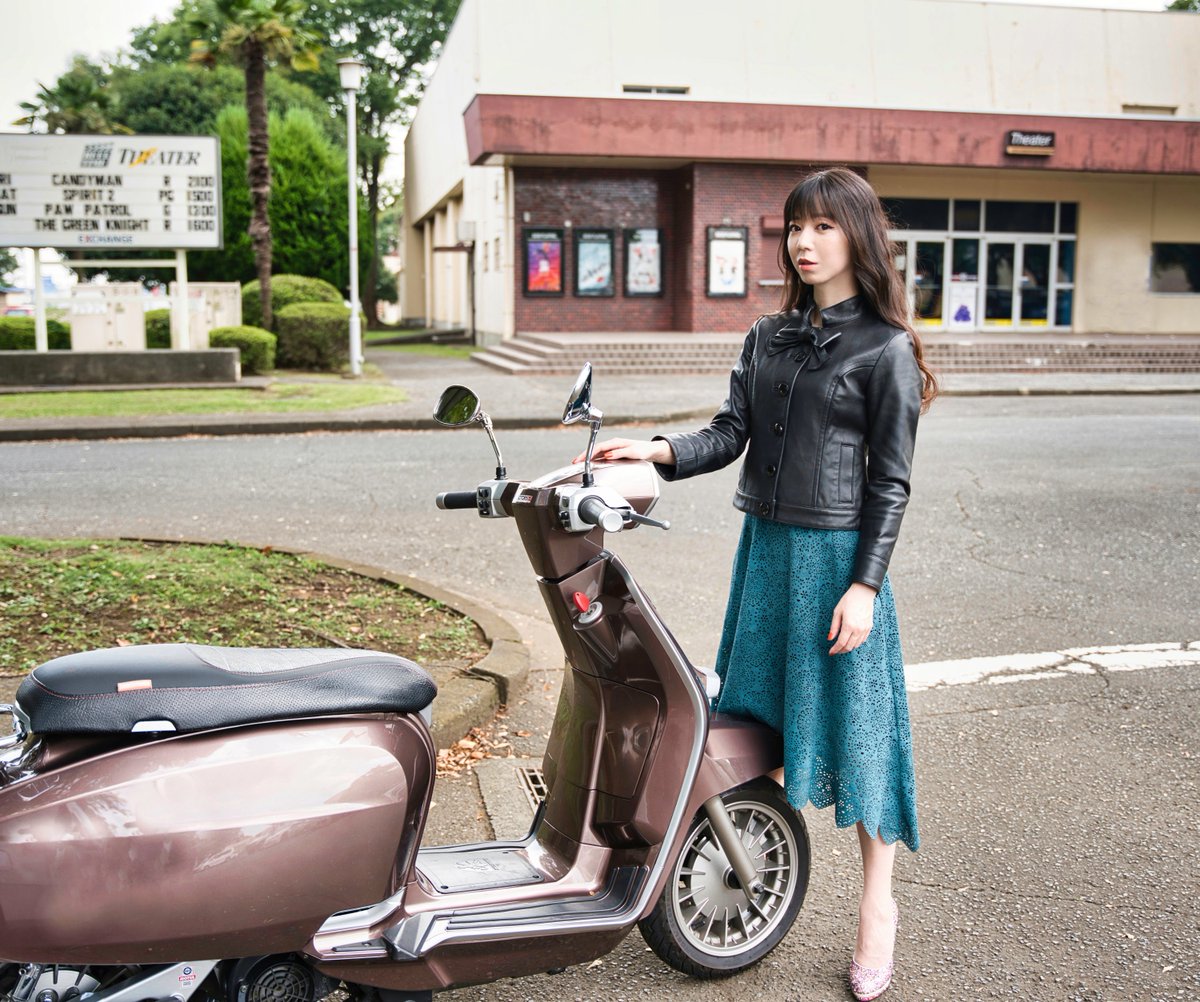 Chiparu125's tweet photo. …→正午より追加販売をさせて頂く事になりました #モーターマガジン社 通販サイト #MMstyle にて⇒https://t.co/pagCm8XF0aどうぞ宜しくお願い致します😊※写真はカレンダーと毎度の一切関係ありません
#ちぱるカレンダー #バイクカレンダー #ちぱるカレンダー2023 #バイク雑誌 #ゴーグル #FBゴーグル https://t.co/pvIzJHrohA