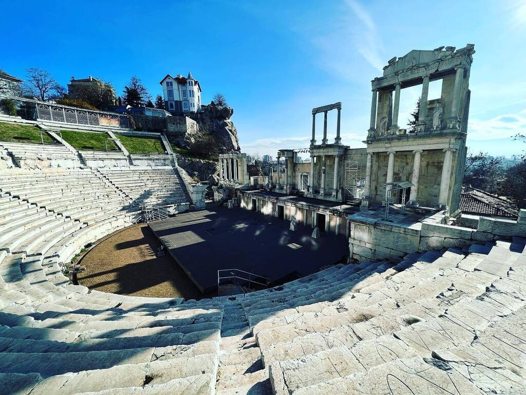 🇧🇬 Um dos principais símbolos da cidade romana de Plovdiv é o teatro romano, que foi construído no século I d.C. O teatro romano de Plovdiv é um dos maiores teatros romanos já descobertos na Europa, com capacidade para cerca de 6.000 espectadores. O teat… instagr.am/p/CmMQg1eqqxL/