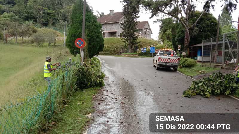 Roadcare Bentong & Raub (@rcbentong) on Twitter photo #teamroadcare kerja cantas pokok lindung #papantanda di FT422 - JALAN-JALAN DI SEKITAR BUKIT FRASER
@MOWorks <a href="/ZTTCSFJ/">ZTT CSFJ</a> <a href="/JKRPAHANG/">JKR PAHANG</a> <a href="/JKR_Raub/">JKR Raub</a> <a href="/dzakir76/">dzakir</a> <a href="/Roadcare_HQ/">ROADCARE (M) SDN BHD</a> <a href="/Roadcare_Phg/">ROADCARE PAHANG</a> <a href="/IrZulkefly/">Mohd Zulkefly S</a> #teamroadcare kerja cantas pokok lindung #papantanda di FT422 - JALAN-JALAN DI SEKITAR BUKIT FRASER
@MOWorks <a href="/ZTTCSFJ/">ZTT CSFJ</a> <a href="/JKRPAHANG/">JKR PAHANG</a> <a href="/JKR_Raub/">JKR Raub</a> <a href="/dzakir76/">dzakir</a> <a href="/Roadcare_HQ/">ROADCARE (M) SDN BHD</a> <a href="/Roadcare_Phg/">ROADCARE PAHANG</a> <a href="/IrZulkefly/">Mohd Zulkefly S</a>