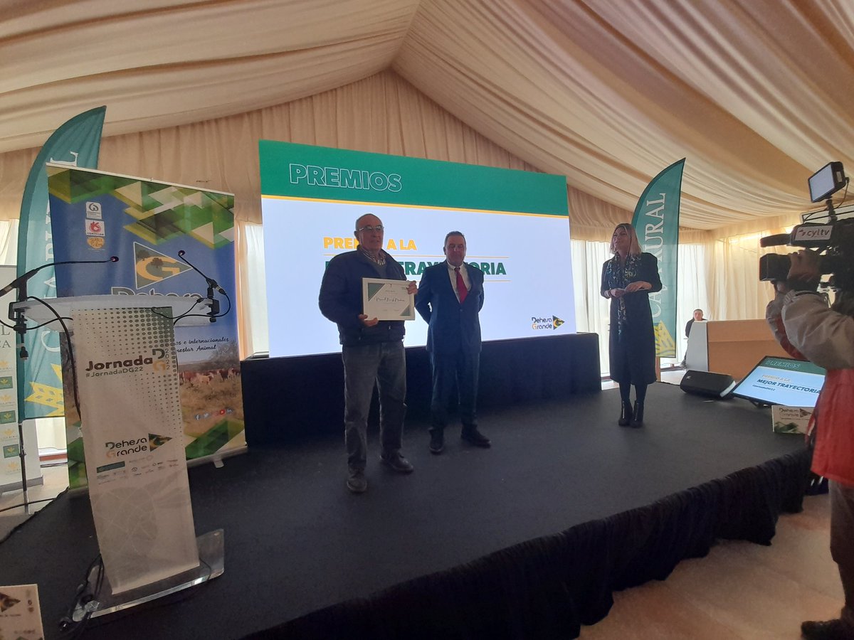 DehesaGrande's tweet photo. 💚 #JornadaDG22 Nuestros #PremiosDG, todo un orgullo para nuestra cooperativa y sus #socios
👉 Éxito de nuestra X edición con más de 250 personas 🔝 https://t.co/GQKJOfSYDW