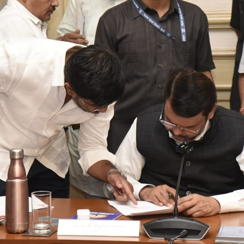 SidShirole's tweet photo. Met Hon. DyCM @Dev_Fadnavis ji today and shared with him the various grievances faced by citizens of #Pune including traffic &amp; cleanliness issues.
I have sought his guidance &amp; intervention in helping resolve #Traffic congestion, especially on #Pune University Road, Shivajinagar. https://t.co/QvALKiOmaV