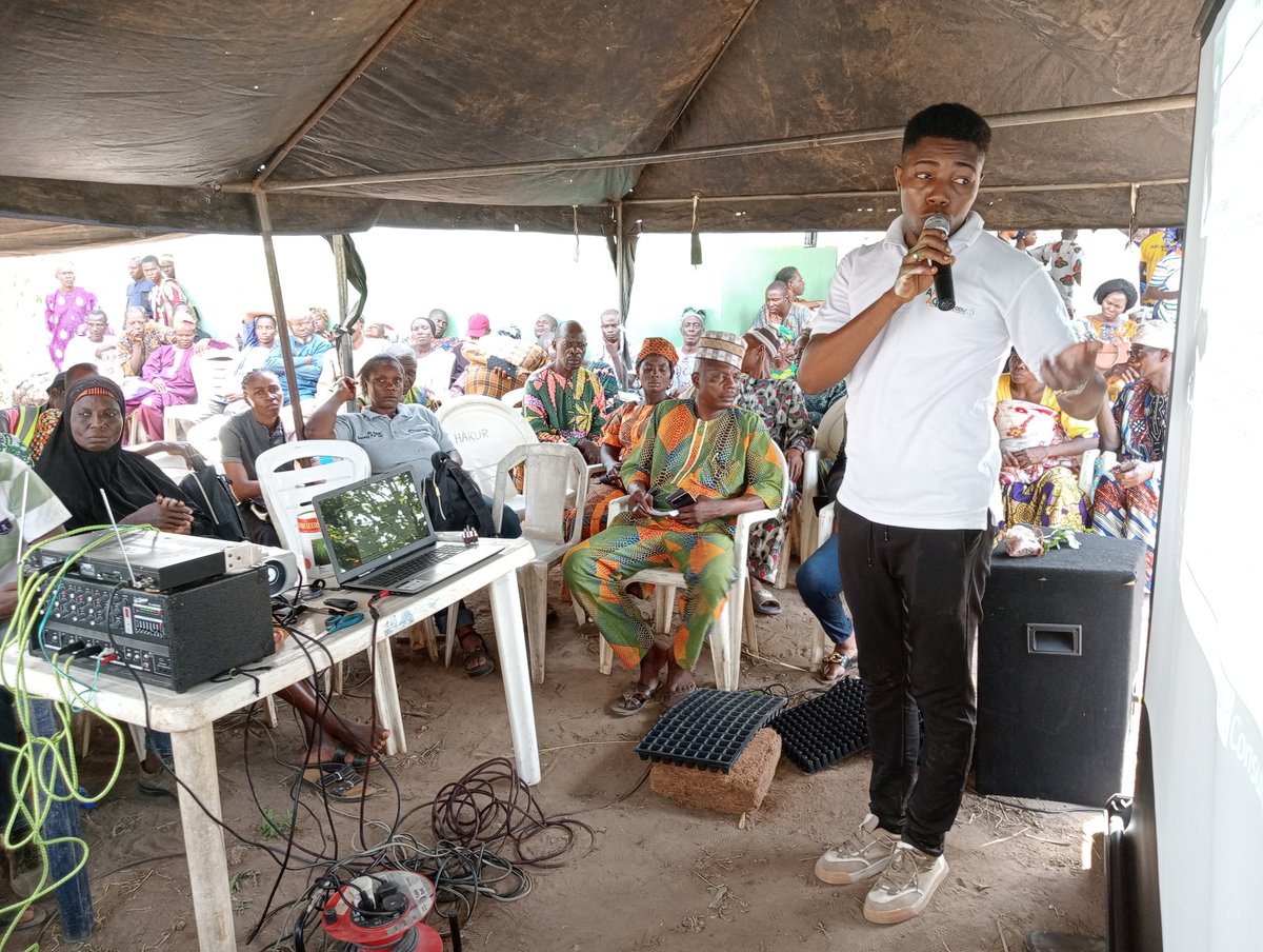 Amb_Ogunsola's tweet photo. Farmer's Field Day in Oyo State

Great time with over 250 Farmers as they were being trained on strategies to enhance productivity &amp; imbibe climate-smart practices for the next cycle.

We stand #TogetherForImplementation to accelerate #ActionOnFood for people, planet &amp; prosperity https://t.co/oQ8rbuWyQe