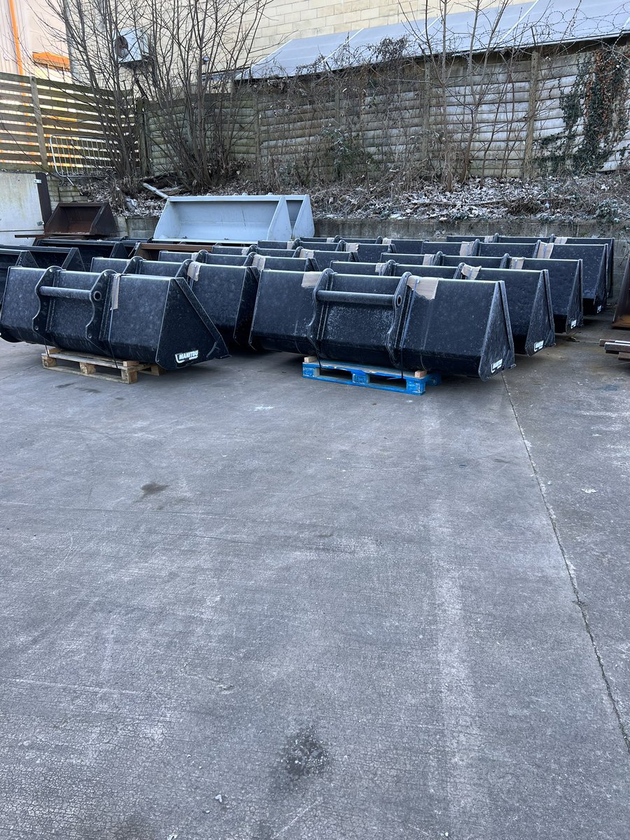 WhitesBuckets's tweet photo. The cold weathers not slowing production - General purpose buckets forming part of the next full truck awaiting collection. #OEM #manufacturing #whitesdifference #ukbuilt #construction #agriculture #manitou https://t.co/zLRL5uiATf