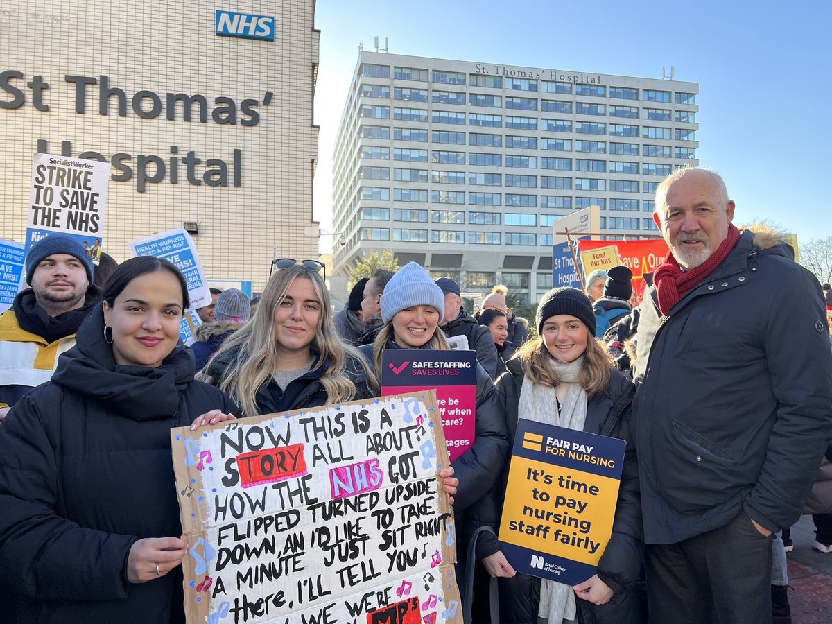 Since 2010, experienced nurses have had a 20% real-terms pay cut.

No wonder 40,000 nurses left the health service last year alone.

When they fight for fair pay, they’re fighting for the future of the NHS.

I’m proud to stand with <a href="/theRCN/">The RCN</a> today. Solidarity ✊🏽 #NursesStrike