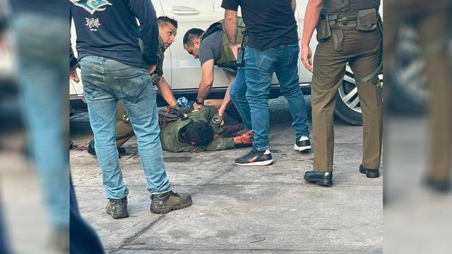 Cooperativa's tweet photo. Víctima le dio una paliza a delincuente que le robó su auto: Ambos fueron detenidos #CooperativaContigo https://t.co/A4sVIvurAo https://t.co/lZhaebIlQ4