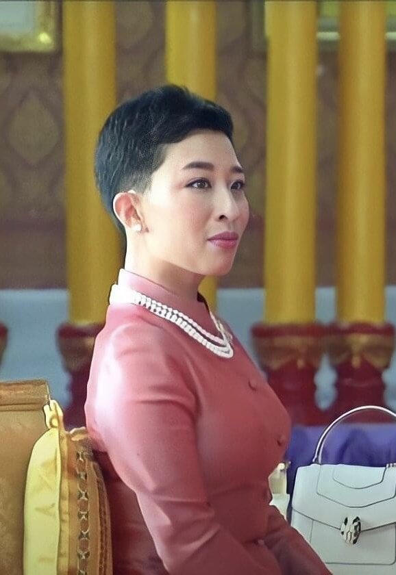 ขออำนาจคุณพระศรีรัตนตรัย
พระสยามเทวาธิราช พระบูรพกษัตริย์ 
และสิ่งศักดิ์สิทธิ์ทั้งหลายในประเทศไทย

ปกป้องคุ้มครองให้ 
พระองค์ภาฯ ทรงหายวันหายคืน 
แข็งแรงโดยเร็วไวด้วยเถิด