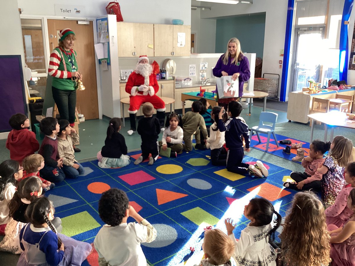 MissHillsWales's tweet photo. Santa came to visit us today! Ho ho ho 🎅🏼 @LGPSchool @MissDLewis1 @DarlingtonMrs @ashbyLGPschool https://t.co/eqqWrNF8DB