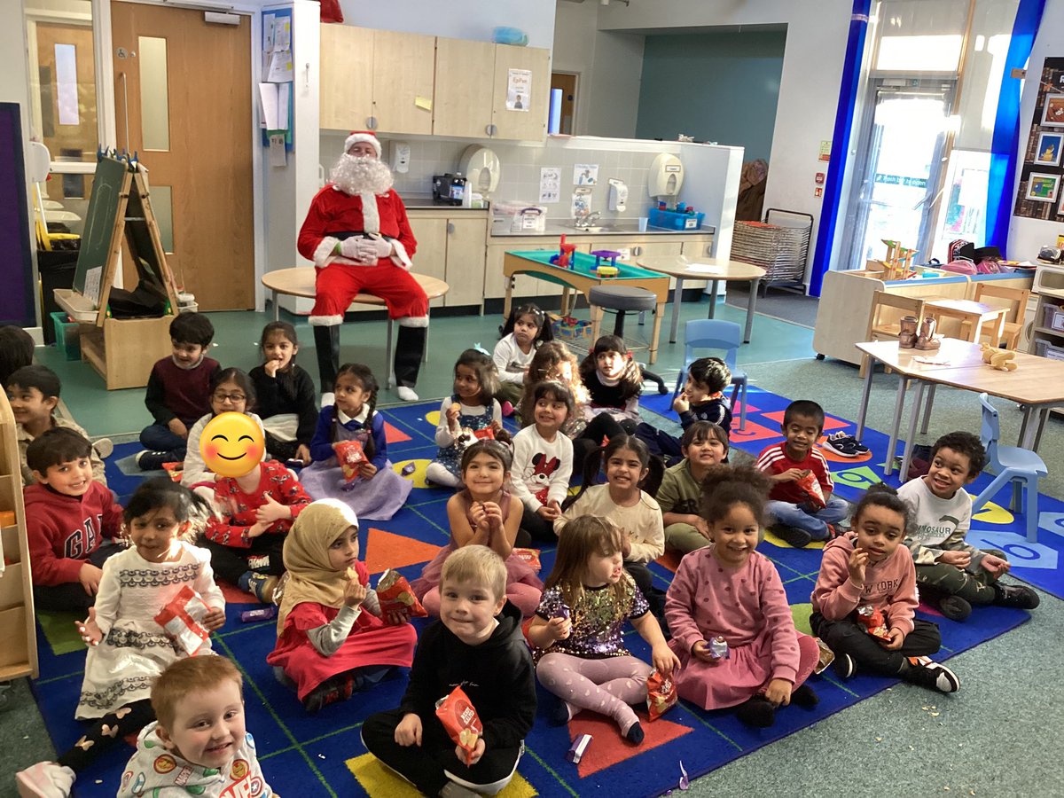 MissHillsWales's tweet photo. Santa came to visit us today! Ho ho ho 🎅🏼 @LGPSchool @MissDLewis1 @DarlingtonMrs @ashbyLGPschool https://t.co/eqqWrNF8DB