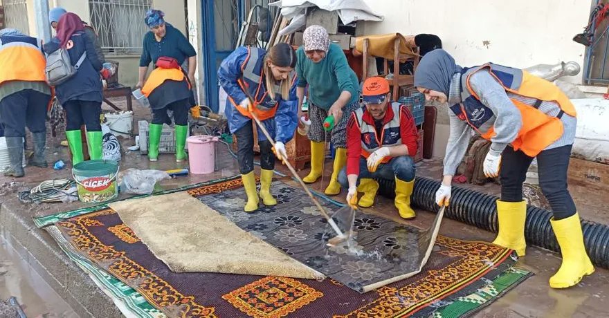 AFAD_gonullu's tweet photo. Gönlü güzel AFAD Gönüllülerimizle Antalya’da çok güzel işler yaptık. 🌼

🧡İyi ki varsınız!

🧡Biz kimiz?
💪Biz AFAD Gönüllüsüyüz!

➡️https://t.co/yNNyX5Ut3c

@TC_icisleri
@suleymansoylu
@Yunus_Sezer_
@nalanay50082277
@AFADBaskanlik https://t.co/mmjKyowc0s