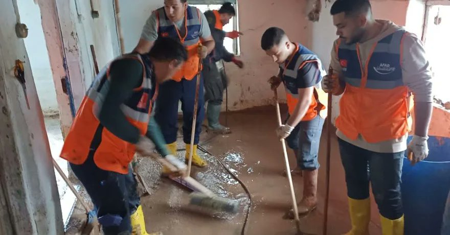 AFAD_gonullu's tweet photo. Gönlü güzel AFAD Gönüllülerimizle Antalya’da çok güzel işler yaptık. 🌼

🧡İyi ki varsınız!

🧡Biz kimiz?
💪Biz AFAD Gönüllüsüyüz!

➡️https://t.co/yNNyX5Ut3c

@TC_icisleri
@suleymansoylu
@Yunus_Sezer_
@nalanay50082277
@AFADBaskanlik https://t.co/mmjKyowc0s