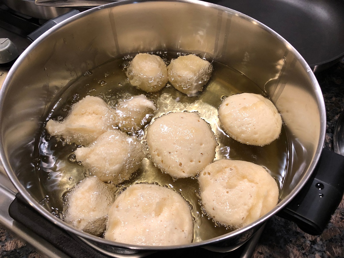 vipHomeLink's tweet image. Use metal tongs to flip any food in the oil, and place cooked food on a paper towel over a plate. If you need to reheat, place the food in a warm oven - but minus the paper towel. Be mindful of dripping oil that can cause a grease fire. #Hanukkah #VHLtips #firesafety